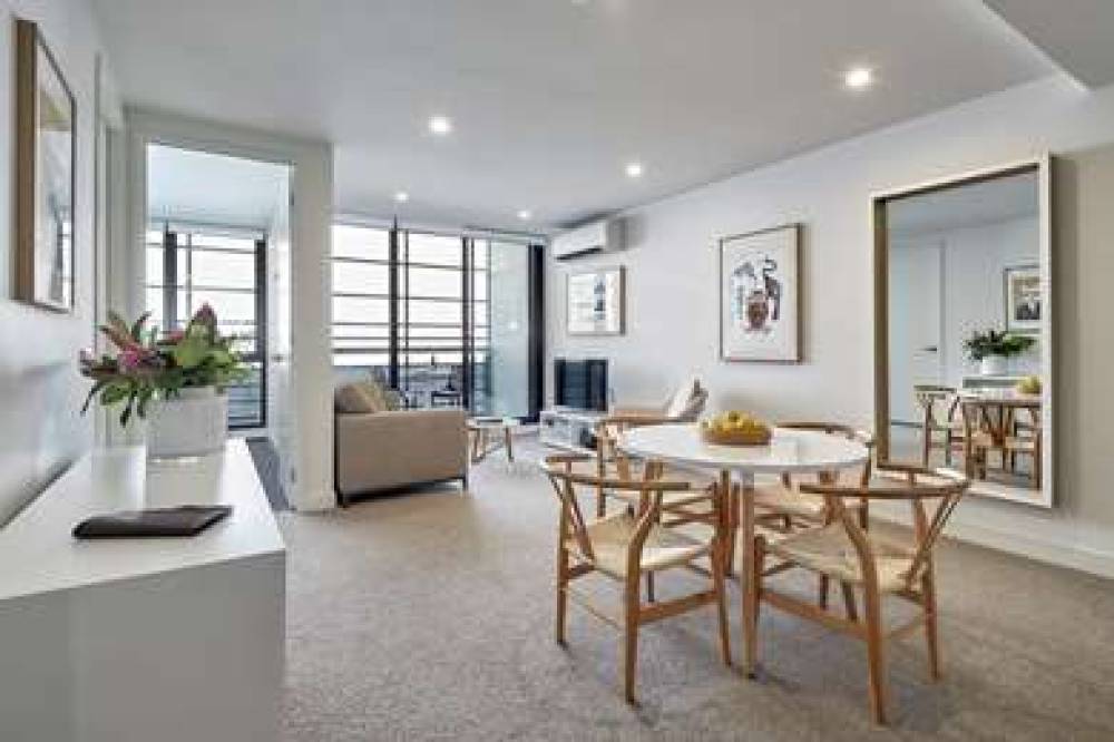 381 CREMORNE 9