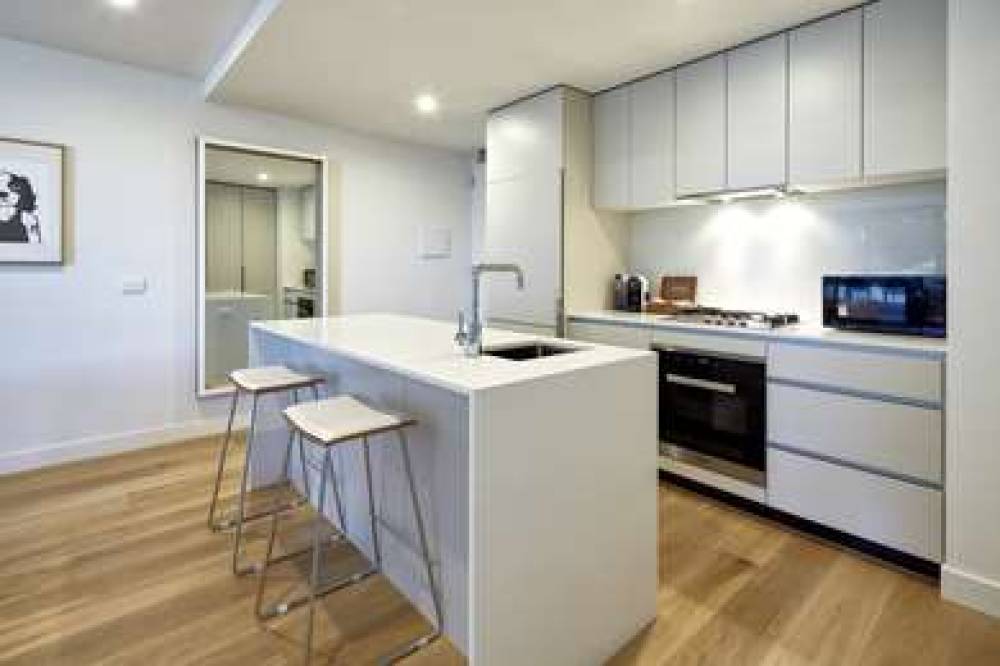 381 CREMORNE 10