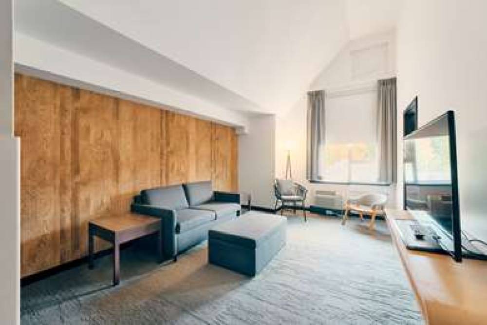 AAVA WHISTLER HOTEL 10