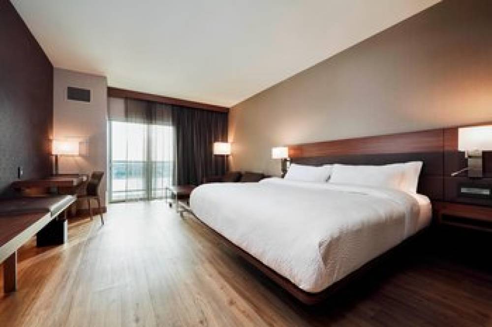 AC Hotel By Marriott Cincinnati At The Banks 9