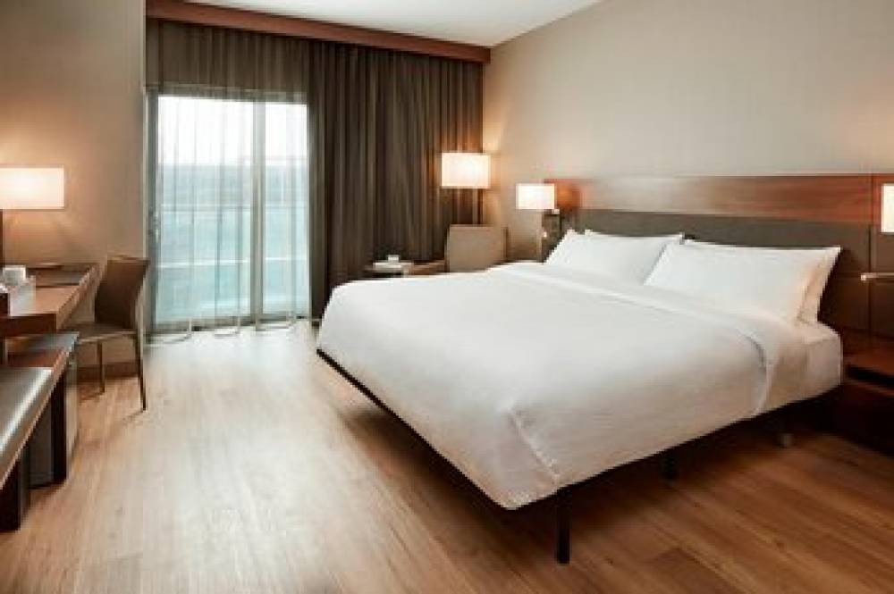 AC Hotel By Marriott Cincinnati At The Banks 5