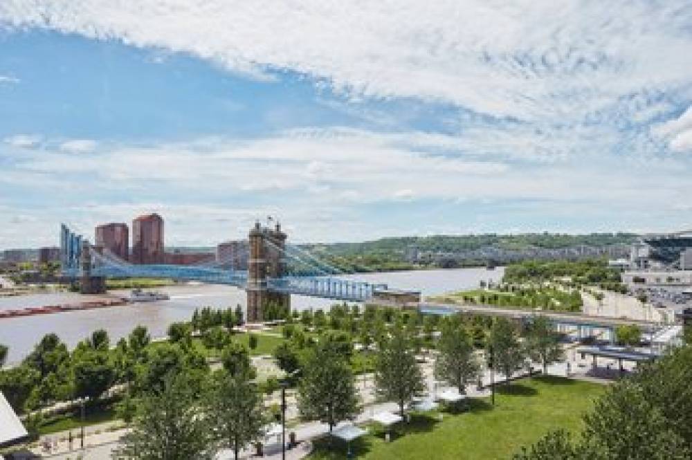 AC Hotel By Marriott Cincinnati At The Banks 10