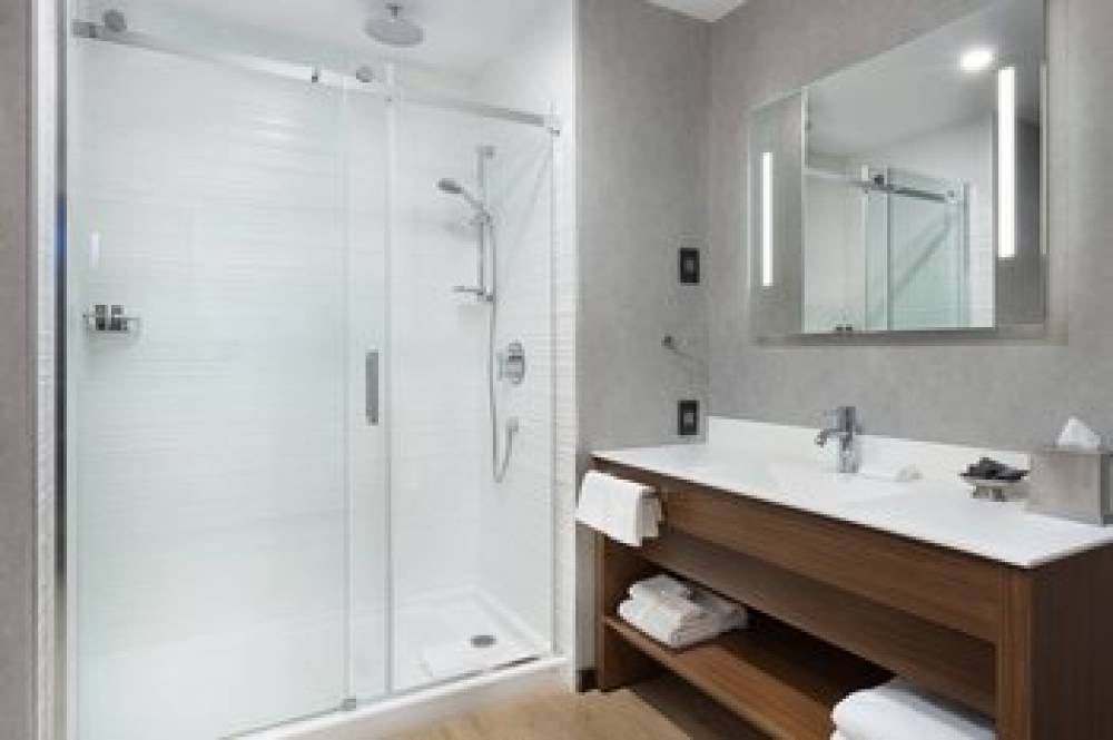 AC Hotel By Marriott Montreal Downtown 9