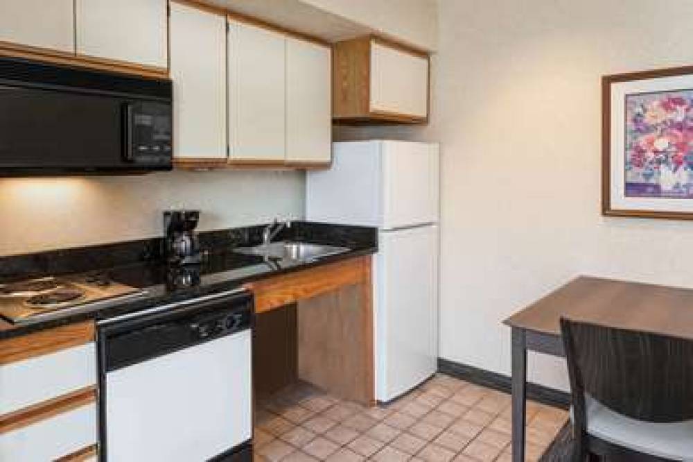 AFFORDABLE SUITES DETROIT WARR 7