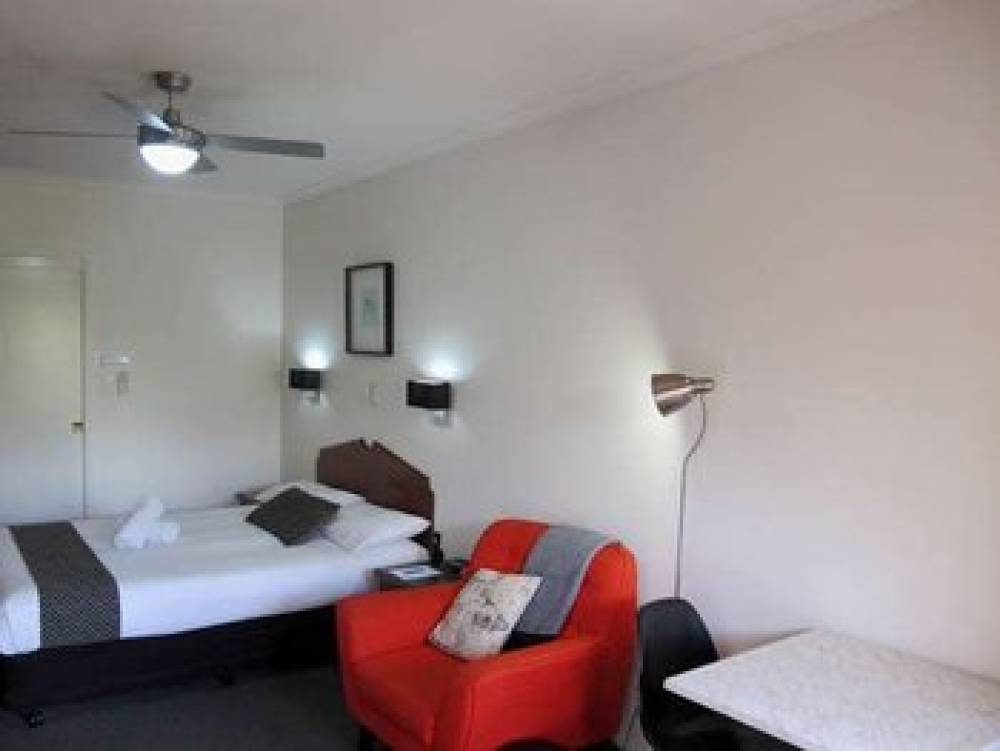 AIRPORT CLAYFIELD MOTEL 2