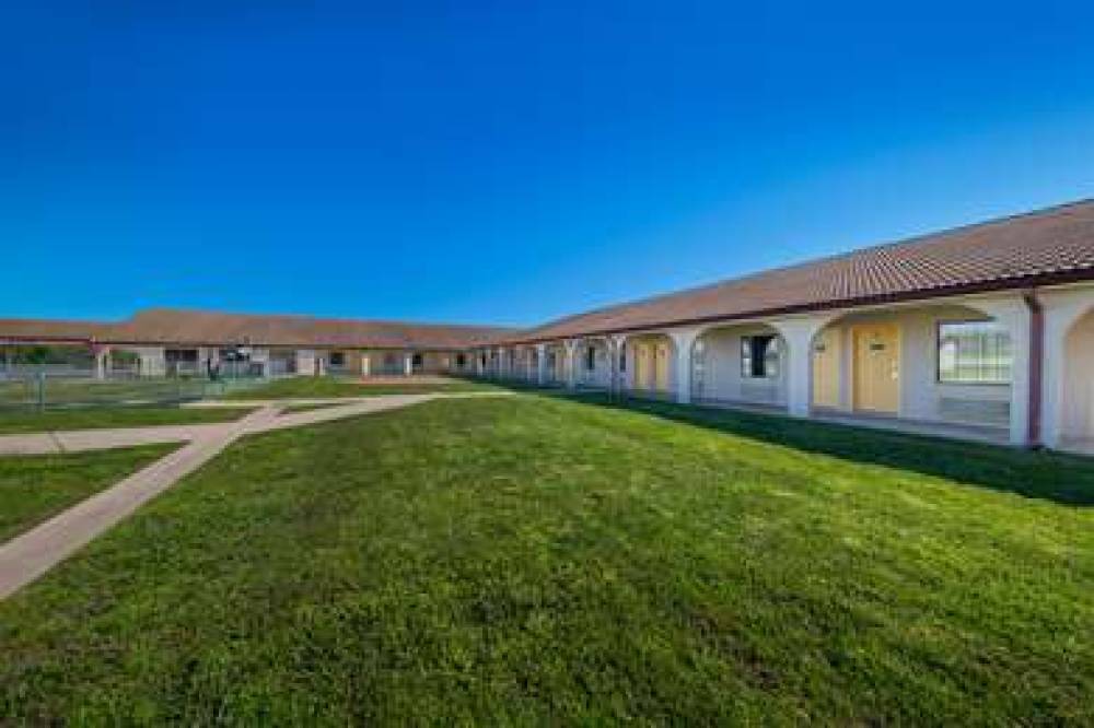 Americas Best Value Inn Bonham 7