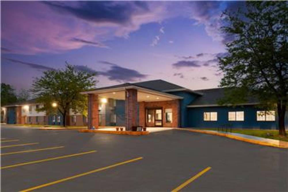 AMERICINN BY WYNDHAM REEDSBURG 4