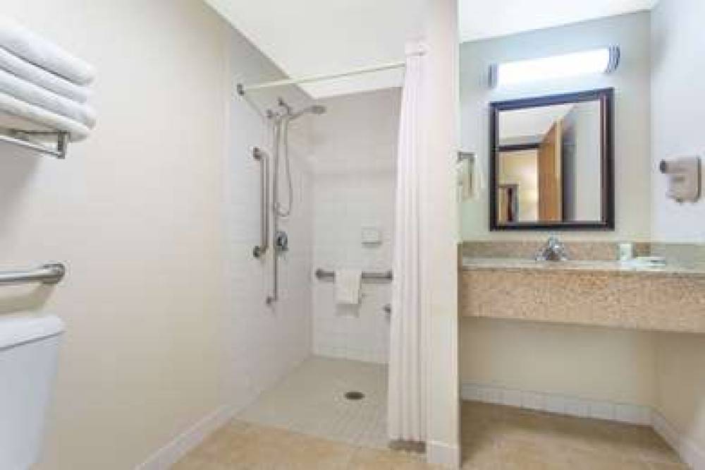 AmericInn By Wyndham West Bend 6