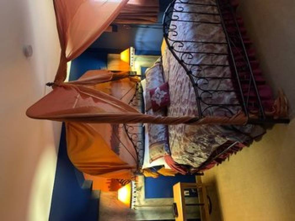 Anchor Inn & Suites 10