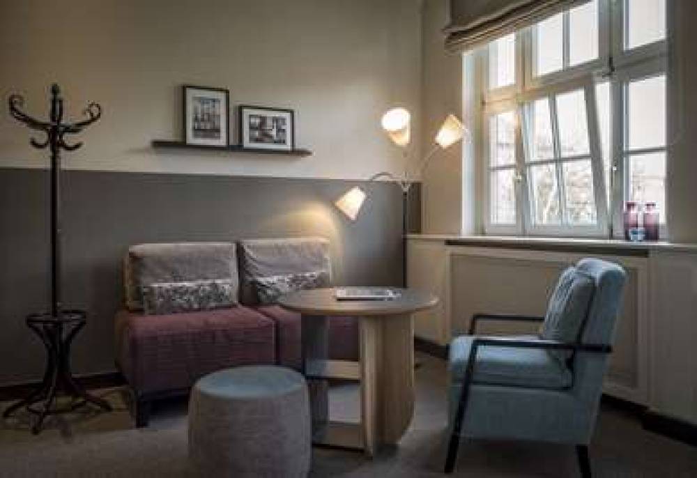 APARTMENT 040 4