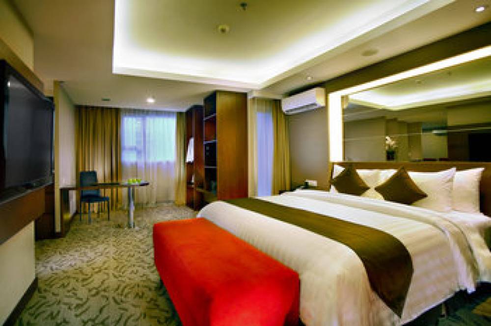 ASTON PLUIT 4