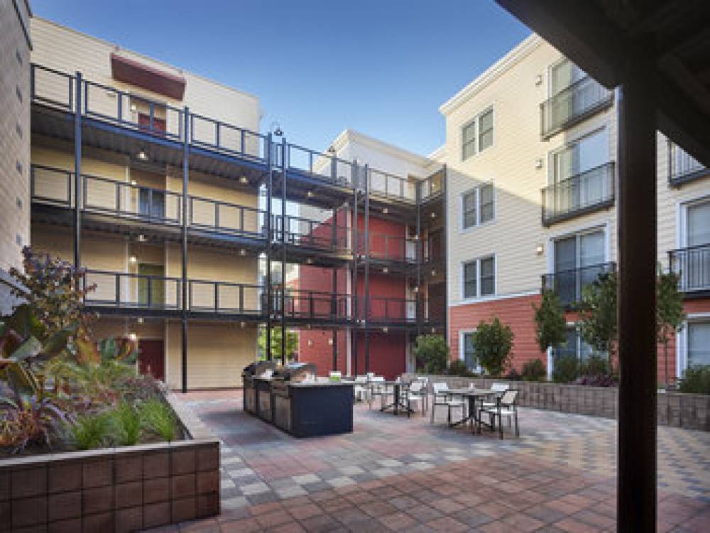 AVE EMERYVILLE AT BAY STREET 7