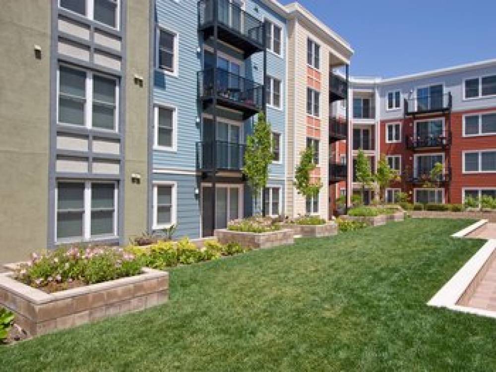 AVE EMERYVILLE AT BAY STREET 3