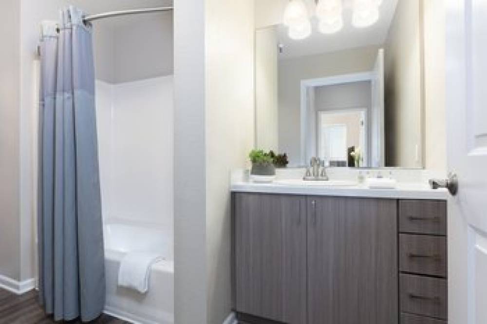 AVE EMERYVILLE AT BAY STREET 8