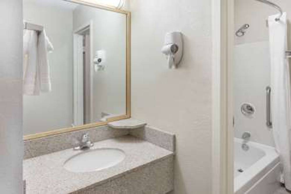 BAYMONT AUBURN HILLS 6