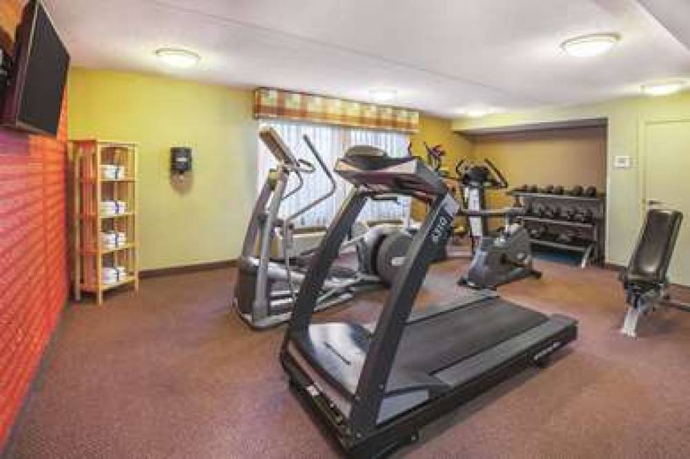 BAYMONT BY WYNDHAM CANTON/HALL OF F 5