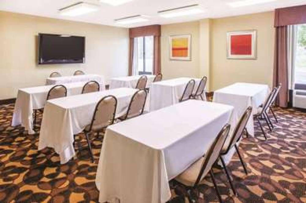 BAYMONT BY WYNDHAM CANTON/HALL OF F 10