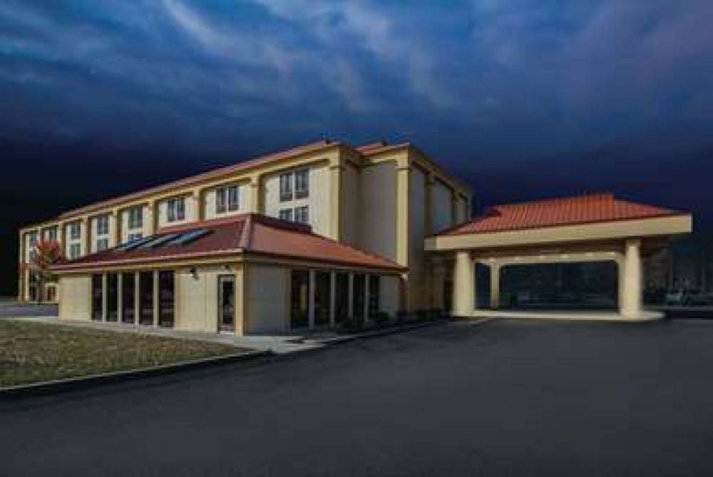 BAYMONT BY WYNDHAM CANTON/HALL OF F 4