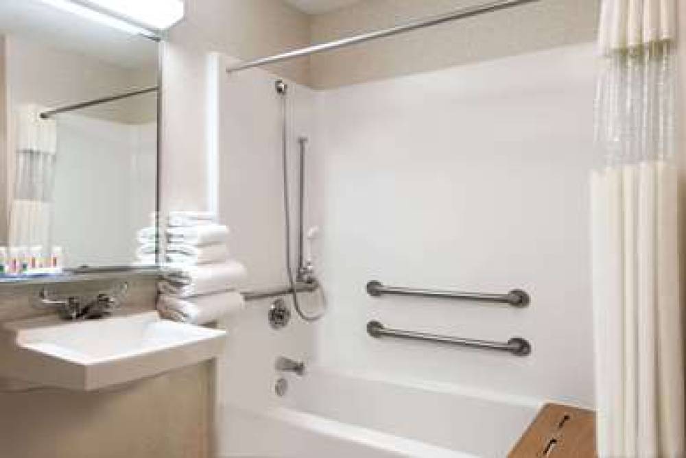 Baymont Inn & Suites Columbus/Rickenbacker 9