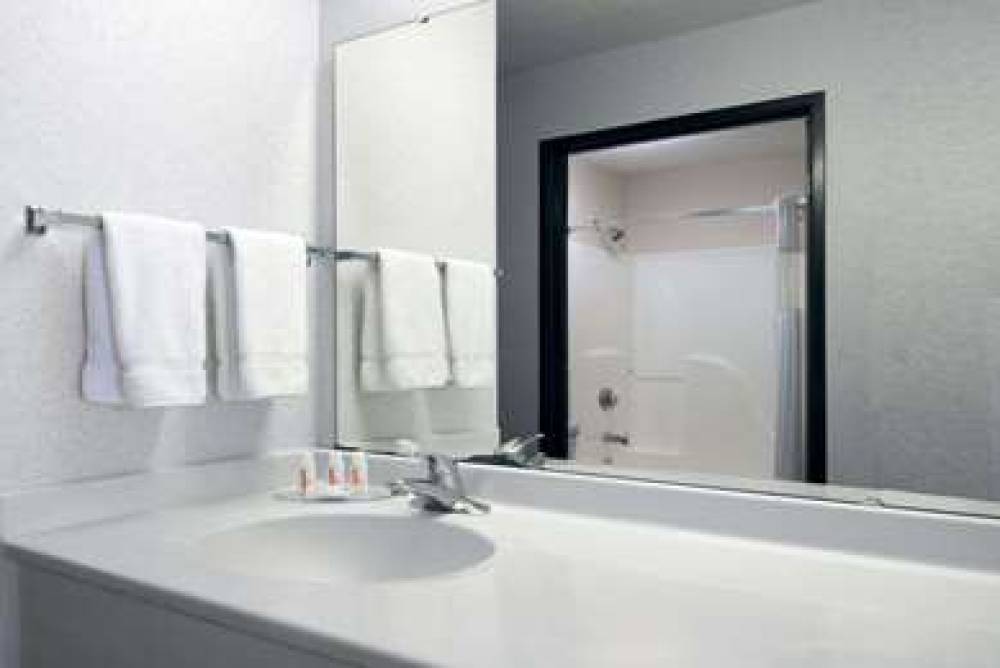 Baymont Inn & Suites Columbus/Rickenbacker 8