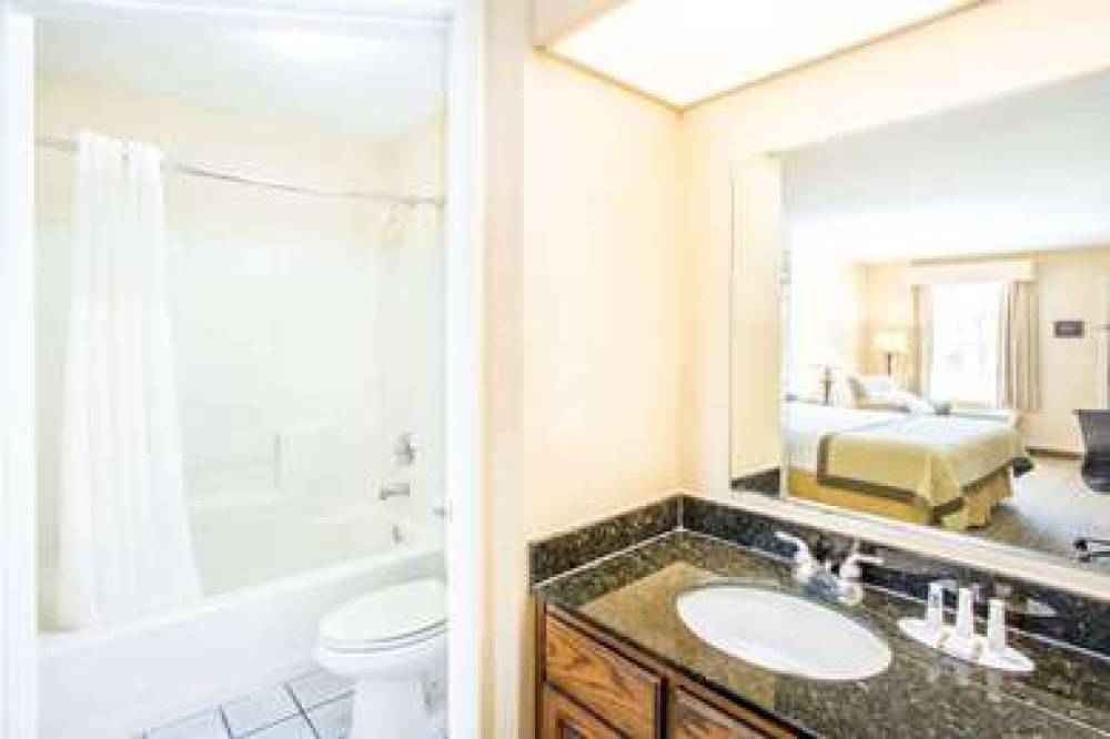 Baymont Inn & Suites Dunn 6