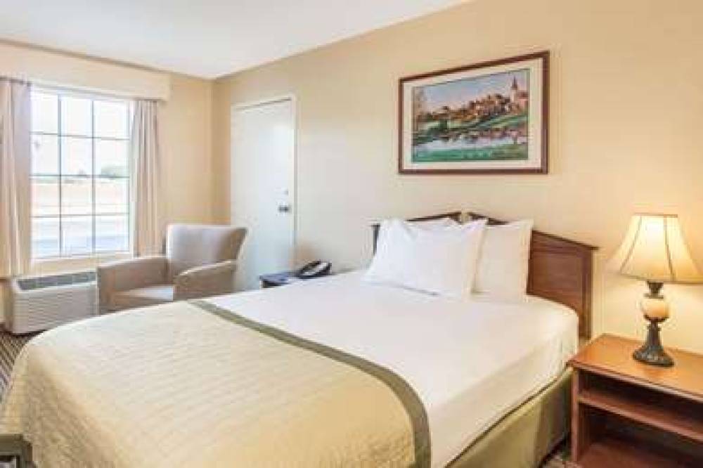 Baymont Inn & Suites Dunn 10