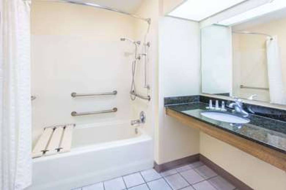 Baymont Inn & Suites Dunn 7