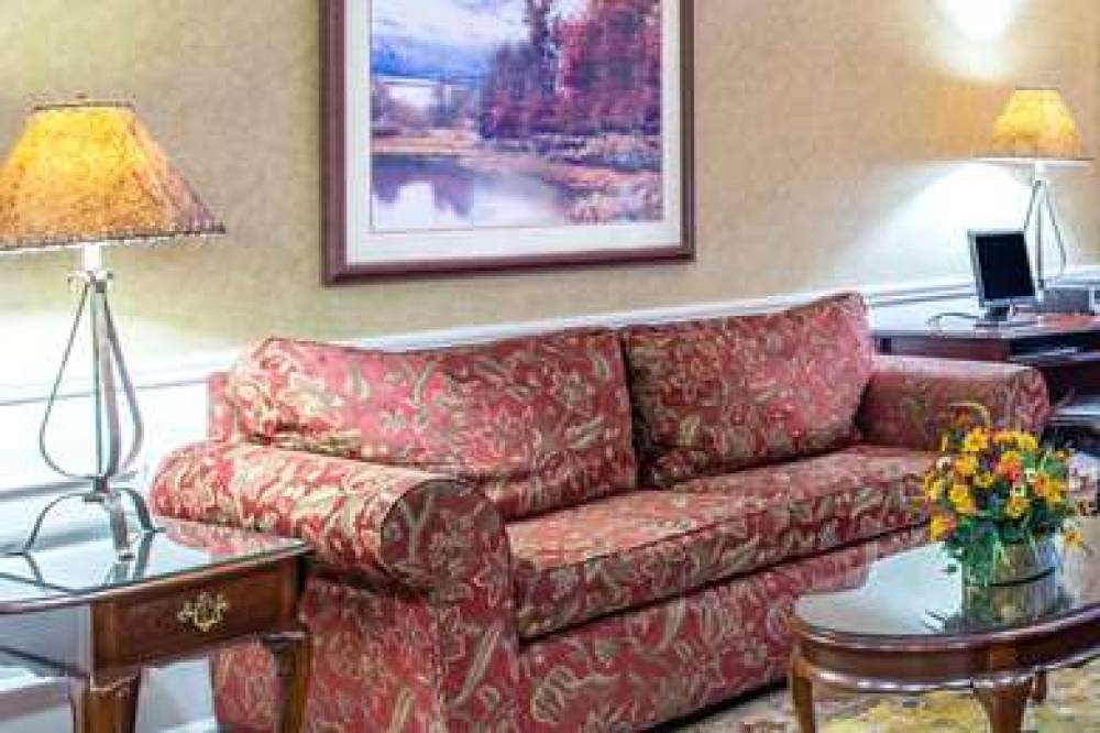 Baymont Inn & Suites Dunn 3