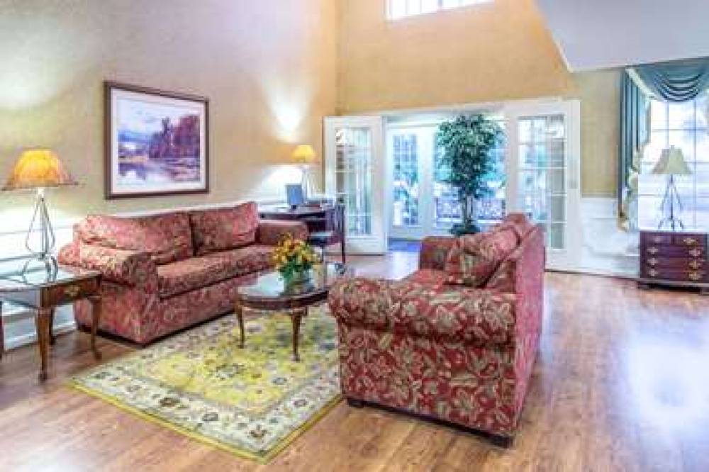 Baymont Inn & Suites Dunn 4