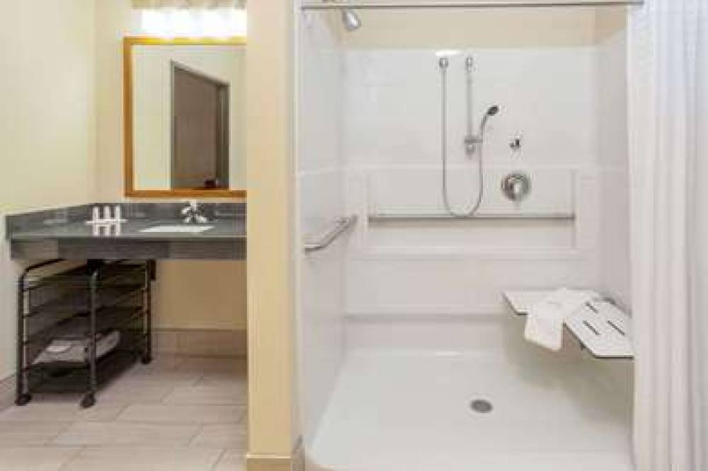 Baymont Inn & Suites Grand Forks 6