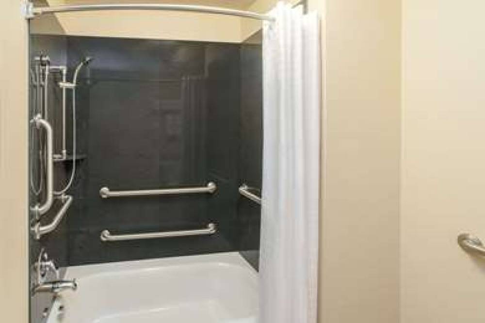 Baymont Inn & Suites Grand Forks 8