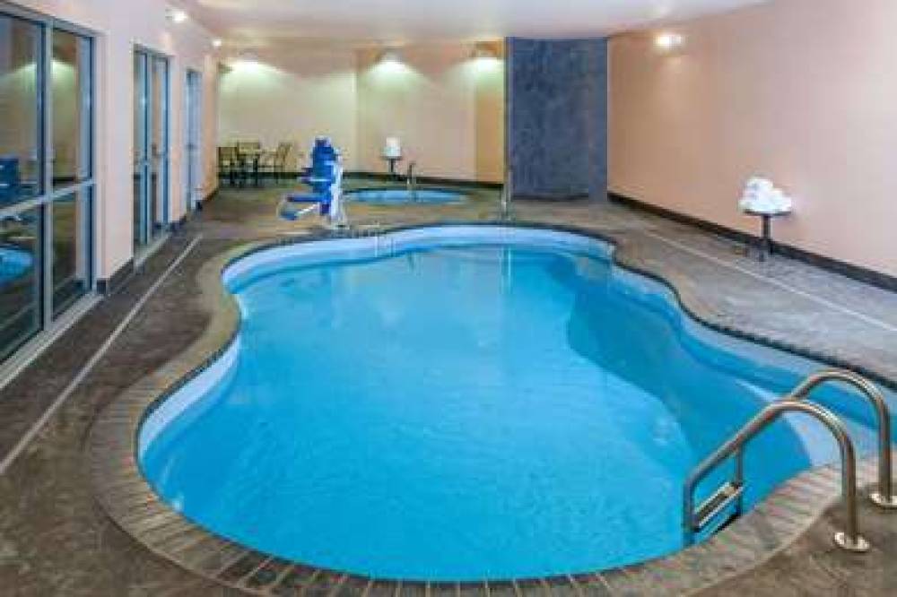 Baymont Inn & Suites Grand Forks 4