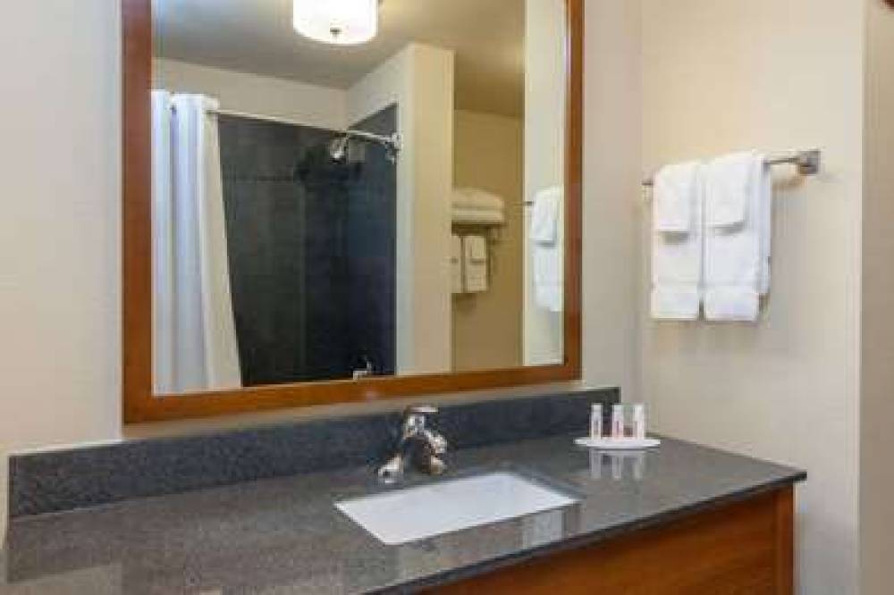 Baymont Inn & Suites Grand Forks 7