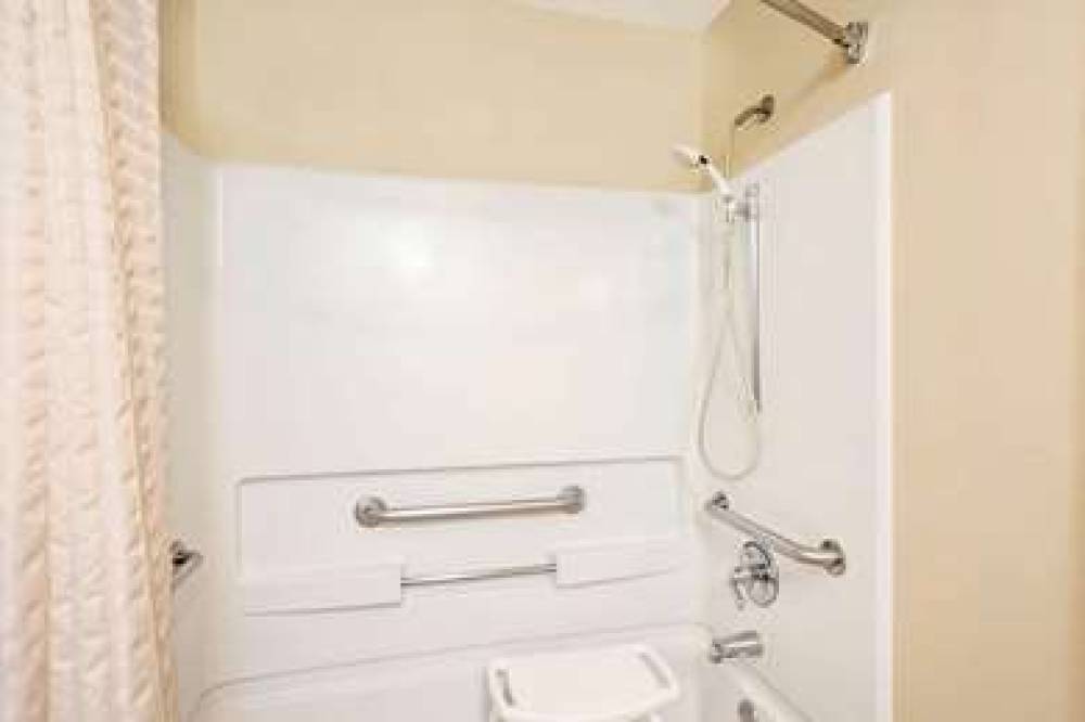 Baymont Inn & Suites Louisville Airport South 8