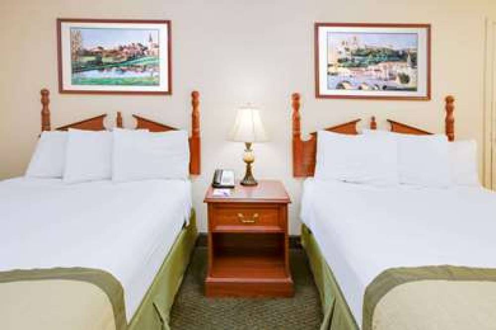 Baymont Inn & Suites Ozark 10