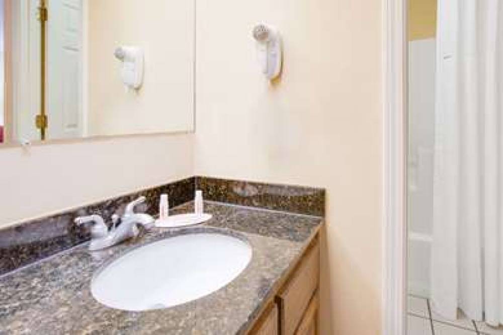 Baymont Inn & Suites Ozark 7