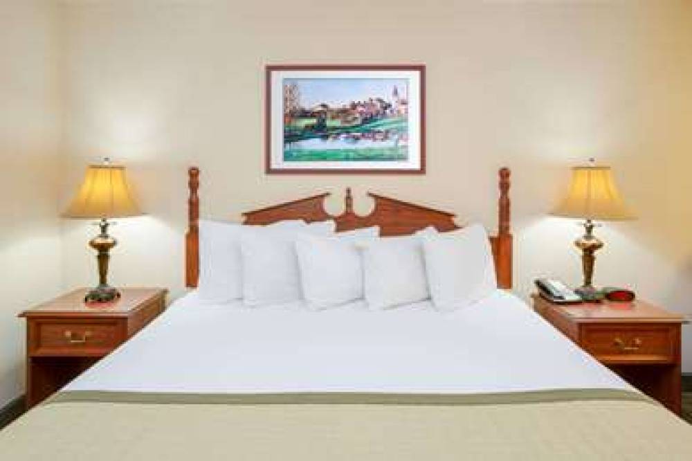 Baymont Inn & Suites Ozark 5