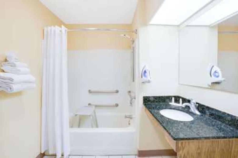 Baymont Inn & Suites Ozark 8