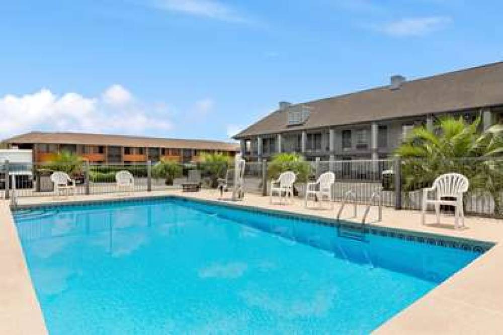 Baymont Inn & Suites Warner Robins 10
