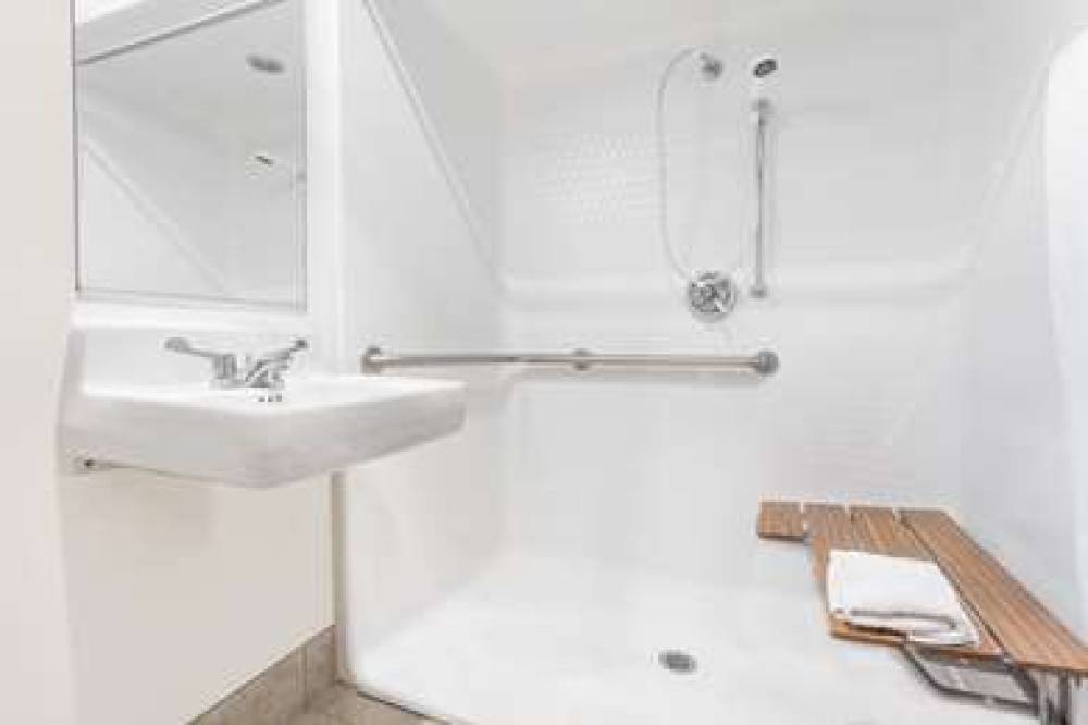 BAYMONT INN SUITES YREKA 6