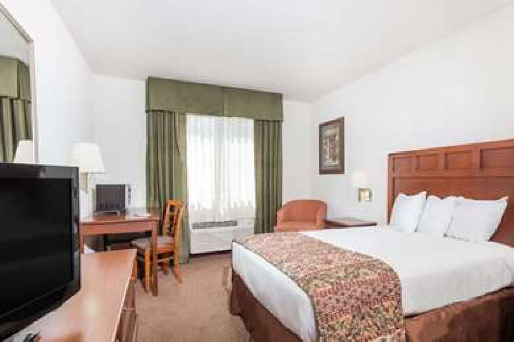 BAYMONT INN SUITES YREKA 7