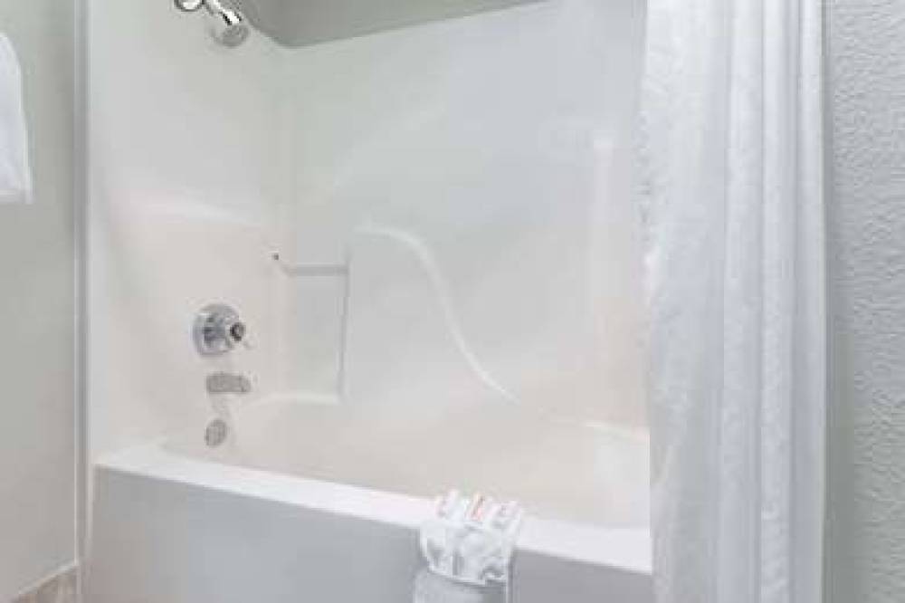 BAYMONT INN SUITES YREKA 5