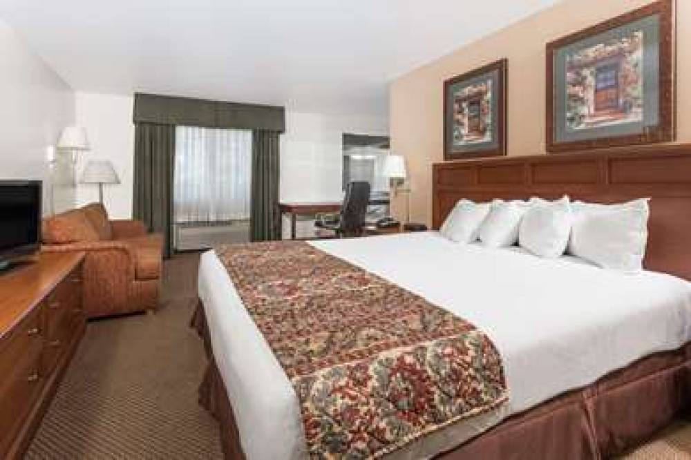 BAYMONT INN SUITES YREKA 4