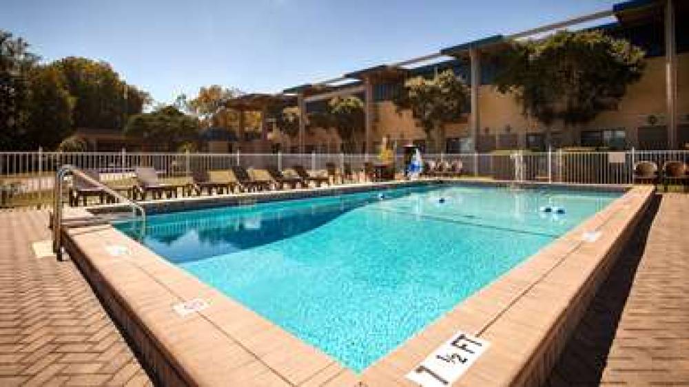 Best Western Crossroads Inn 4