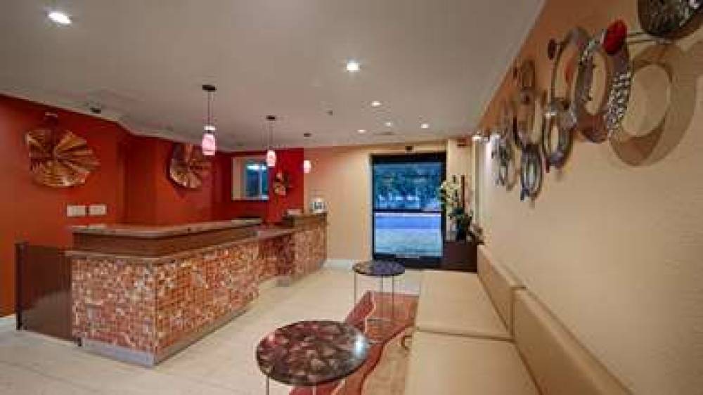 Best Western Plus Airport Plaza 4