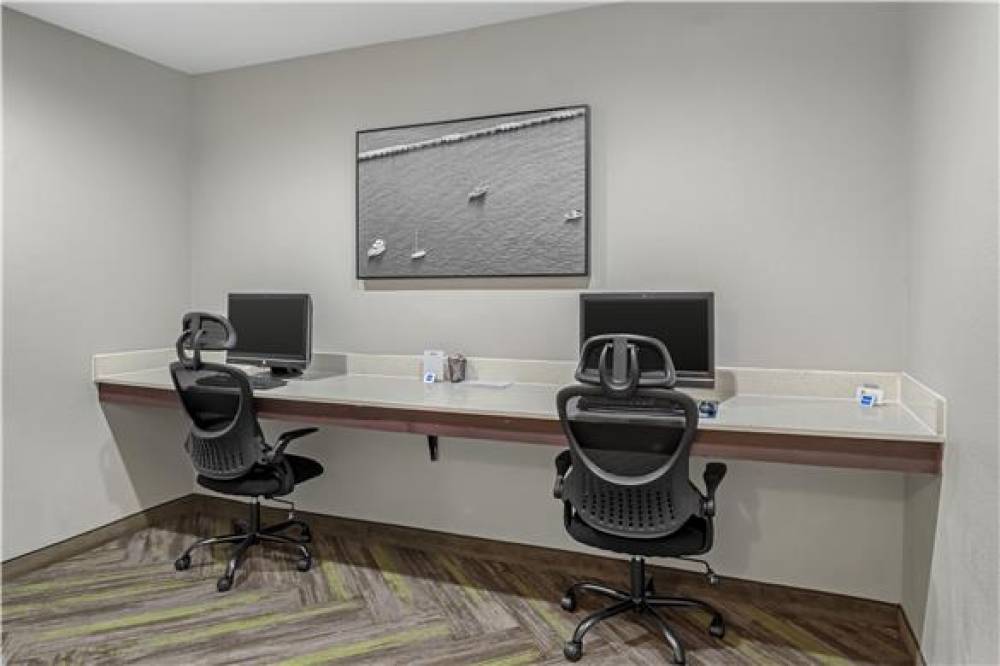 Best Western Plus Bay City Inn & Suites 9