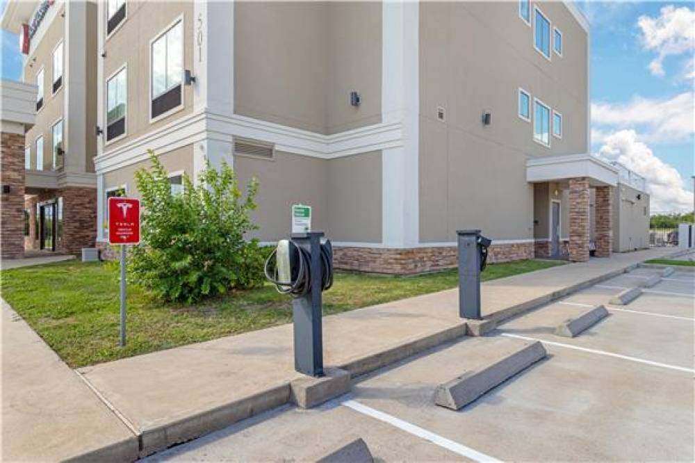 Best Western Plus Bay City Inn & Suites 10