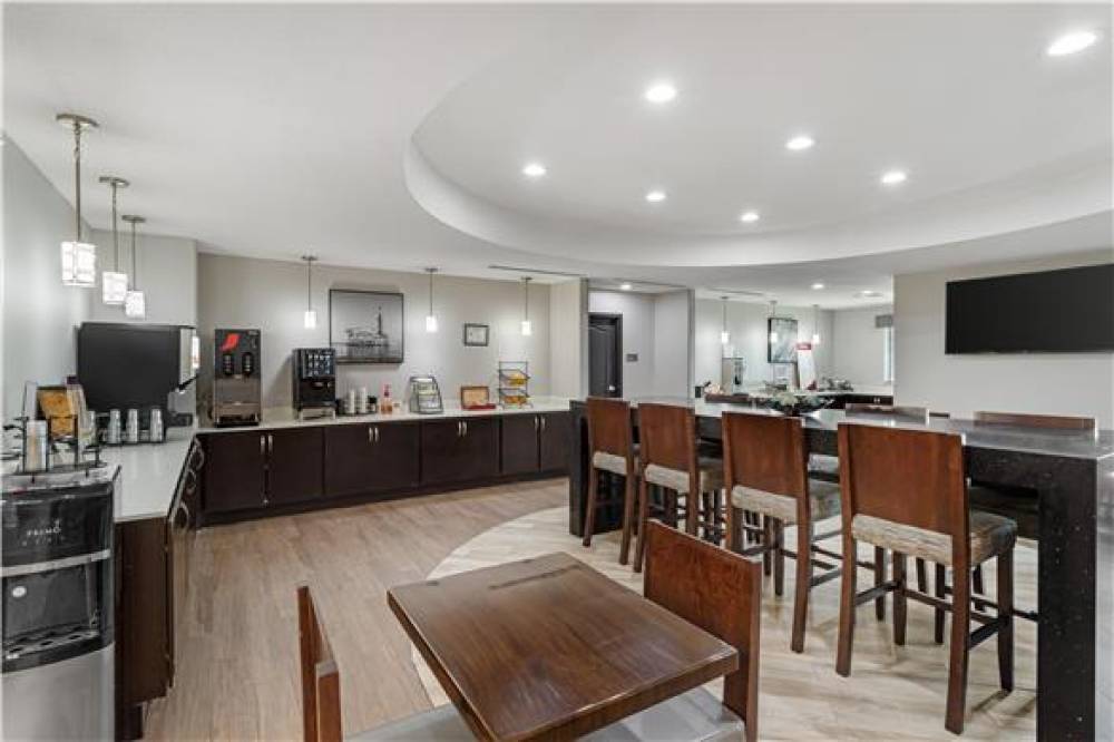 Best Western Plus Bay City Inn & Suites 8