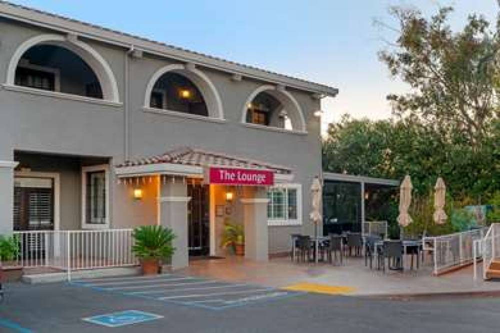 Best Western Plus Brookside Inn 8
