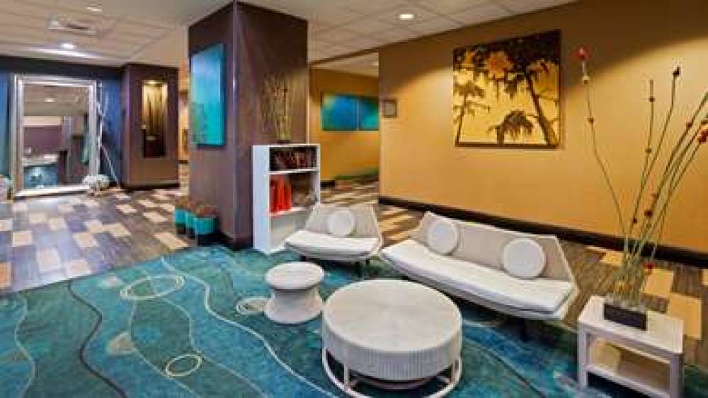 Best Western Plus Chain Of Lakes Inn & Suites 6